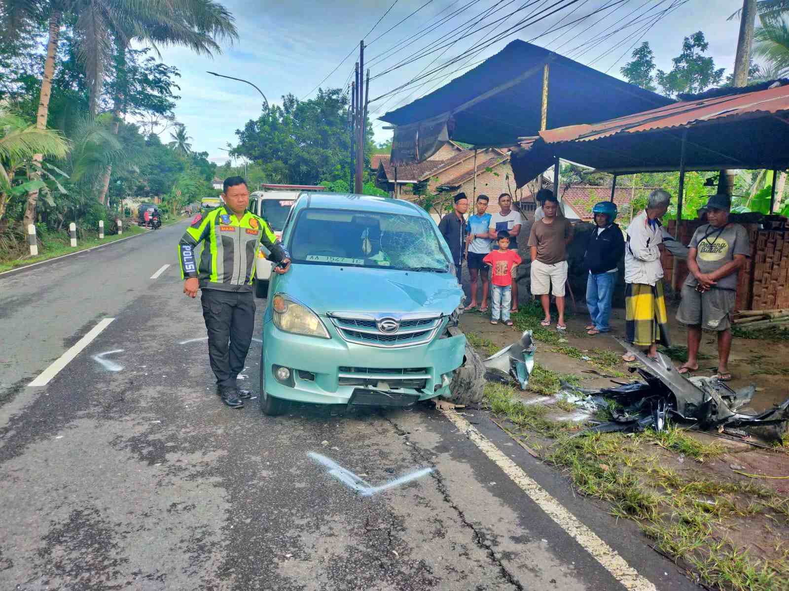 Petugas Satlantas Polresta Magelang saat olah TKP di Kecelakaan Adu Banteng Kembanglimus Borobudur