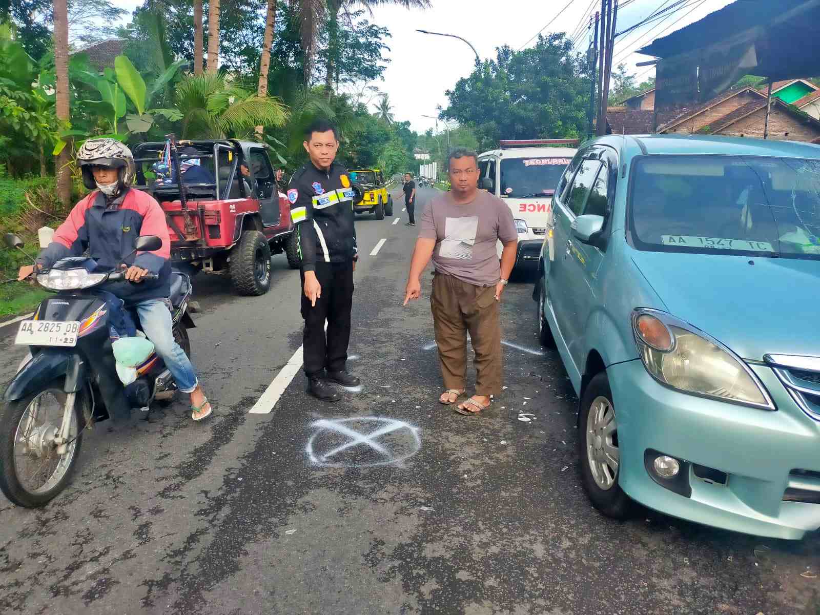 Petugas Satlantas Polresta Magelang saat olah TKP di Kecelakaan Adu Banteng Kembanglimus Borobudur_1