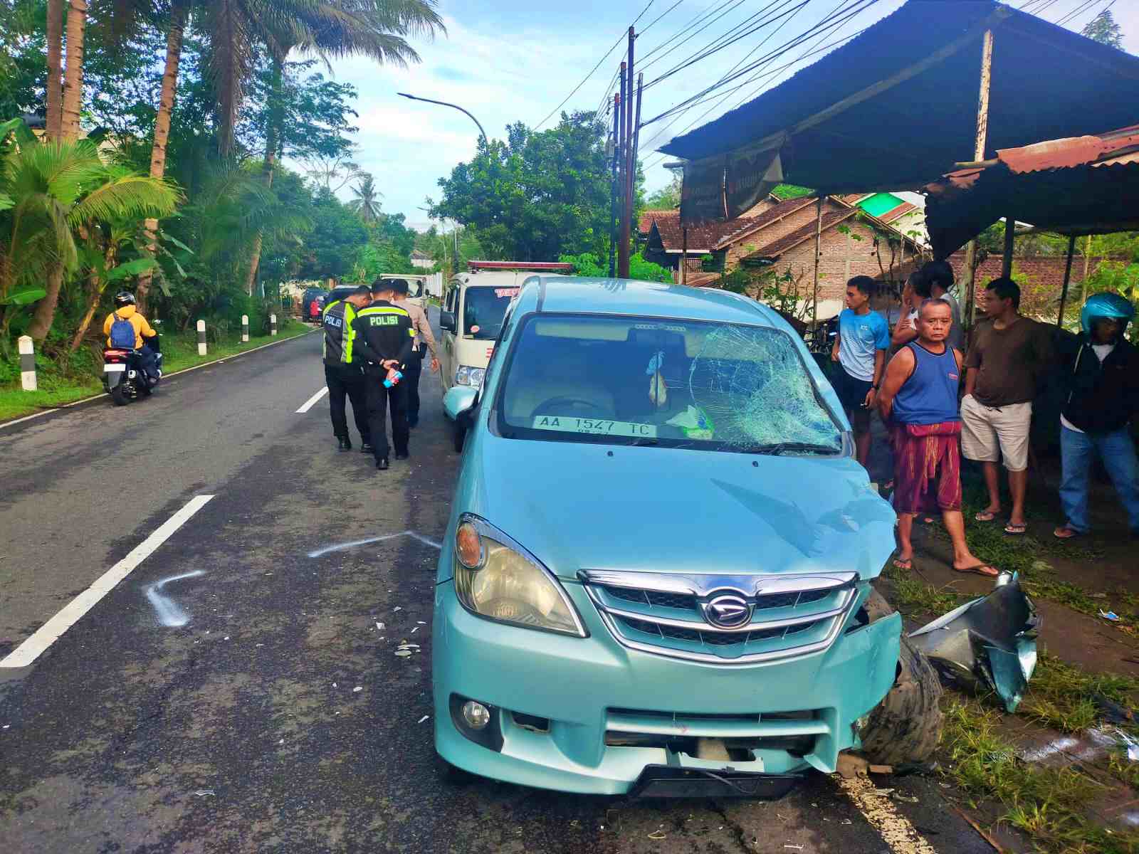 Petugas Satlantas Polresta Magelang saat olah TKP di Kecelakaan Adu Banteng Kembanglimus Borobudur_2