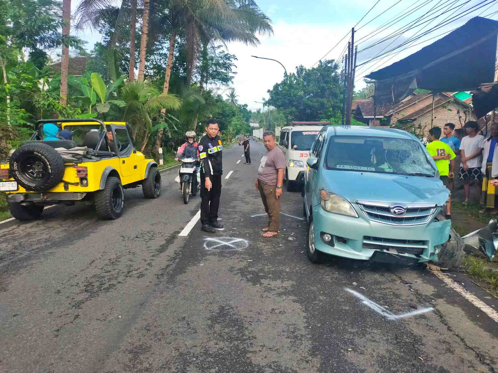 Petugas Satlantas Polresta Magelang saat olah TKP di Kecelakaan Adu Banteng Kembanglimus Borobudur_4