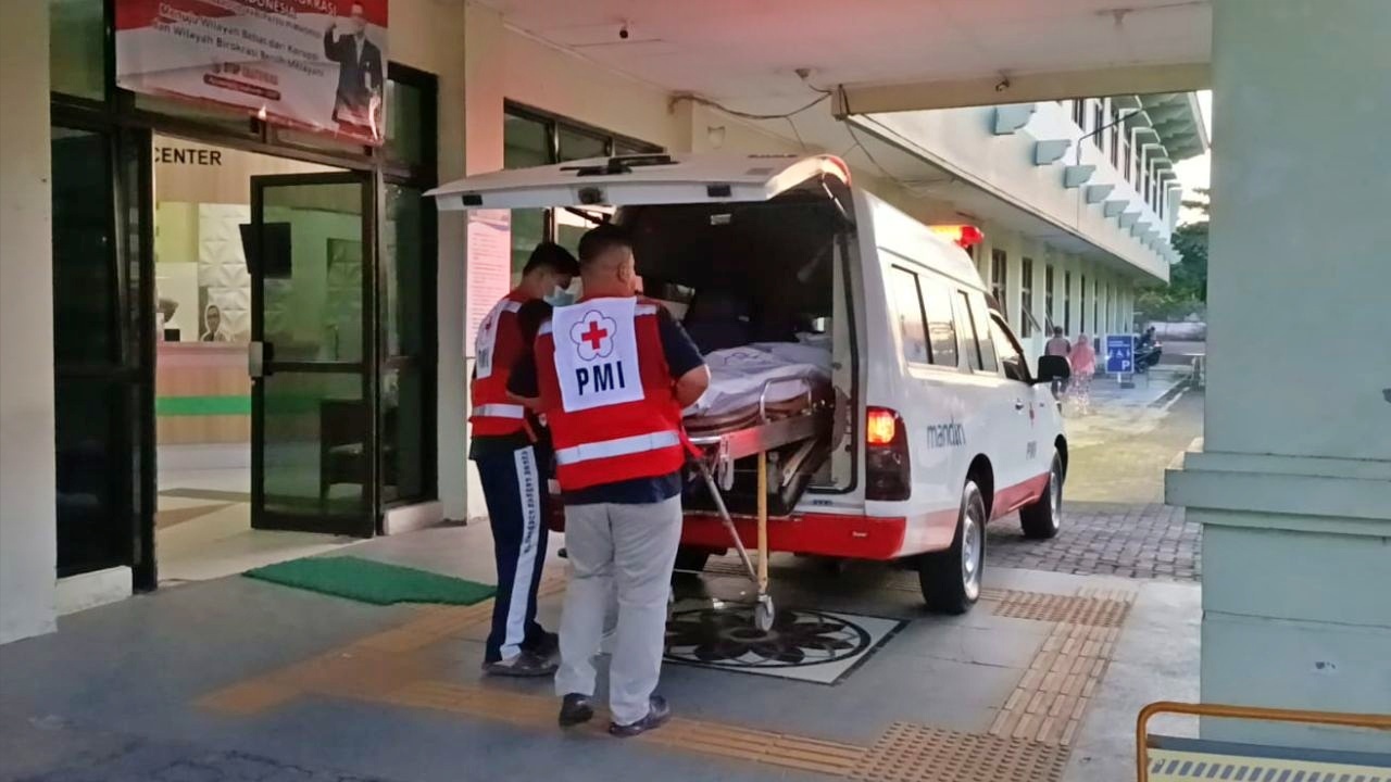 Petugas membawa korban kecelakaan motor vs bus hiba Putra di jalan Purworejo Magelang