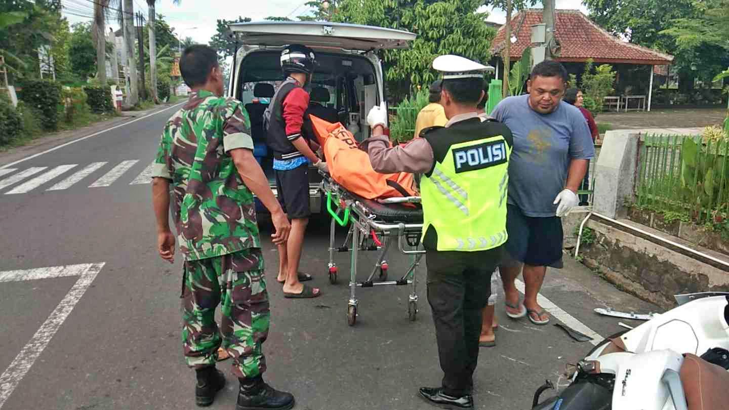 Petugas saat evakuasi korban kecelakaan di Jalan Muntilan Sentolo yang libatkan pelajar asal Magelang_foto ist