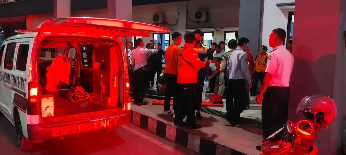 Proses Evakuasi Pemuda Asal Magelang yang terjatuh dari lantai 2 Terminal Tirtonadi Solo