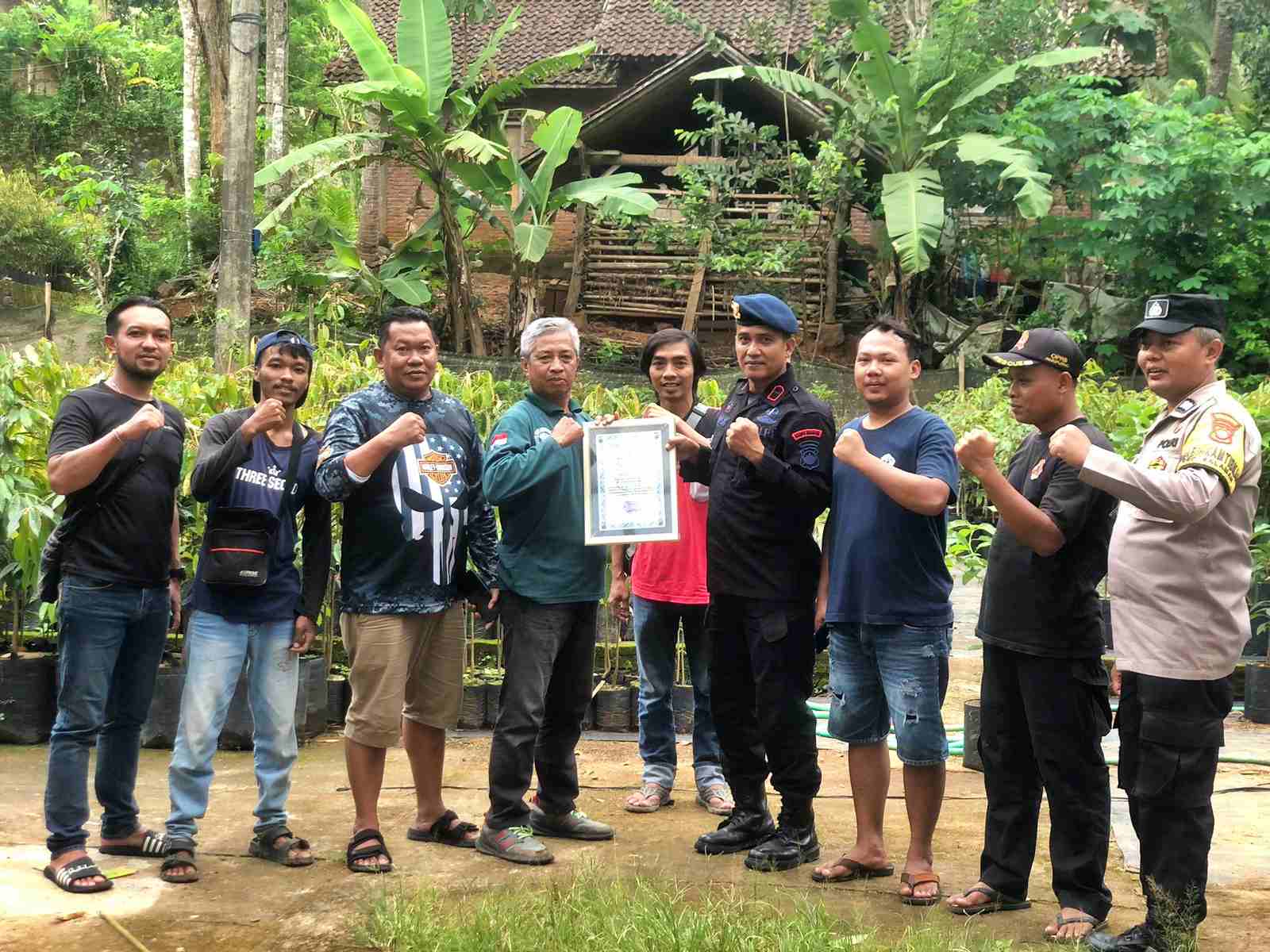 Sambut HUT ke-80, Brimob Polda Jateng dan Relawan Peduli Lingkungan Hidup Tanam Seribu Bibit Buah