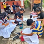 Siswa SD Sumber sedang membatik peringati hari pahlawan