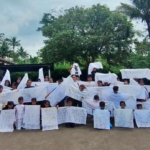 Siswa TK Pertiwi & SD Sumber memperlihatkan hasil karya batik mereka