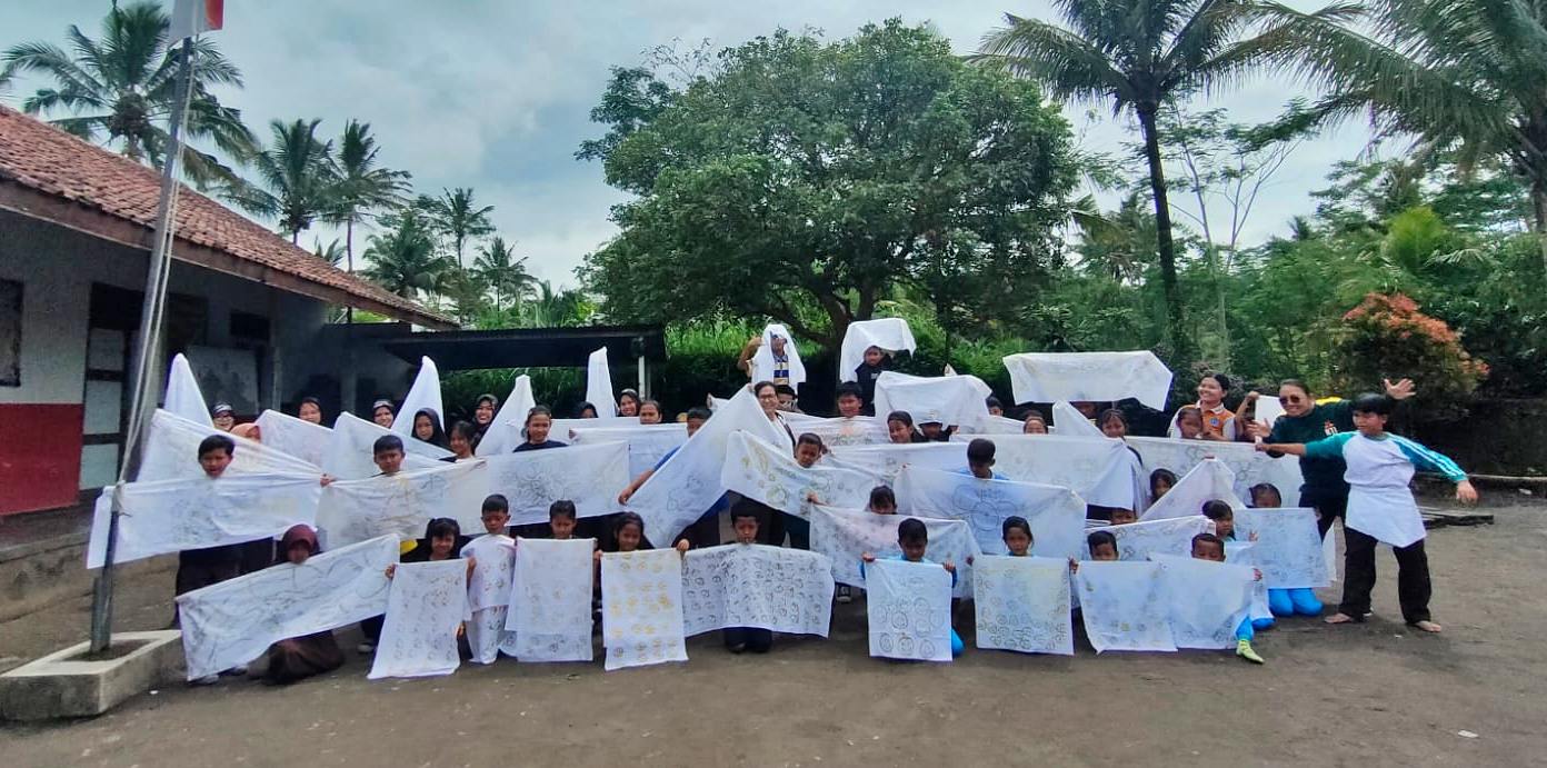 Siswa TK Pertiwi & SD Sumber memperlihatkan hasil karya batik mereka