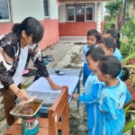 TK Pertiwi Mawar Melati Sumber saat belajar membatik