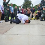 Wali Kota Magelang Damar Sujud Syukur Saat Logo TNI Dilepas dari Gedung Pemkot