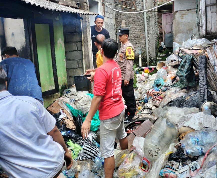 warga dan petugas Polisi di TKP rumah kebakaran di Grabag Magelang