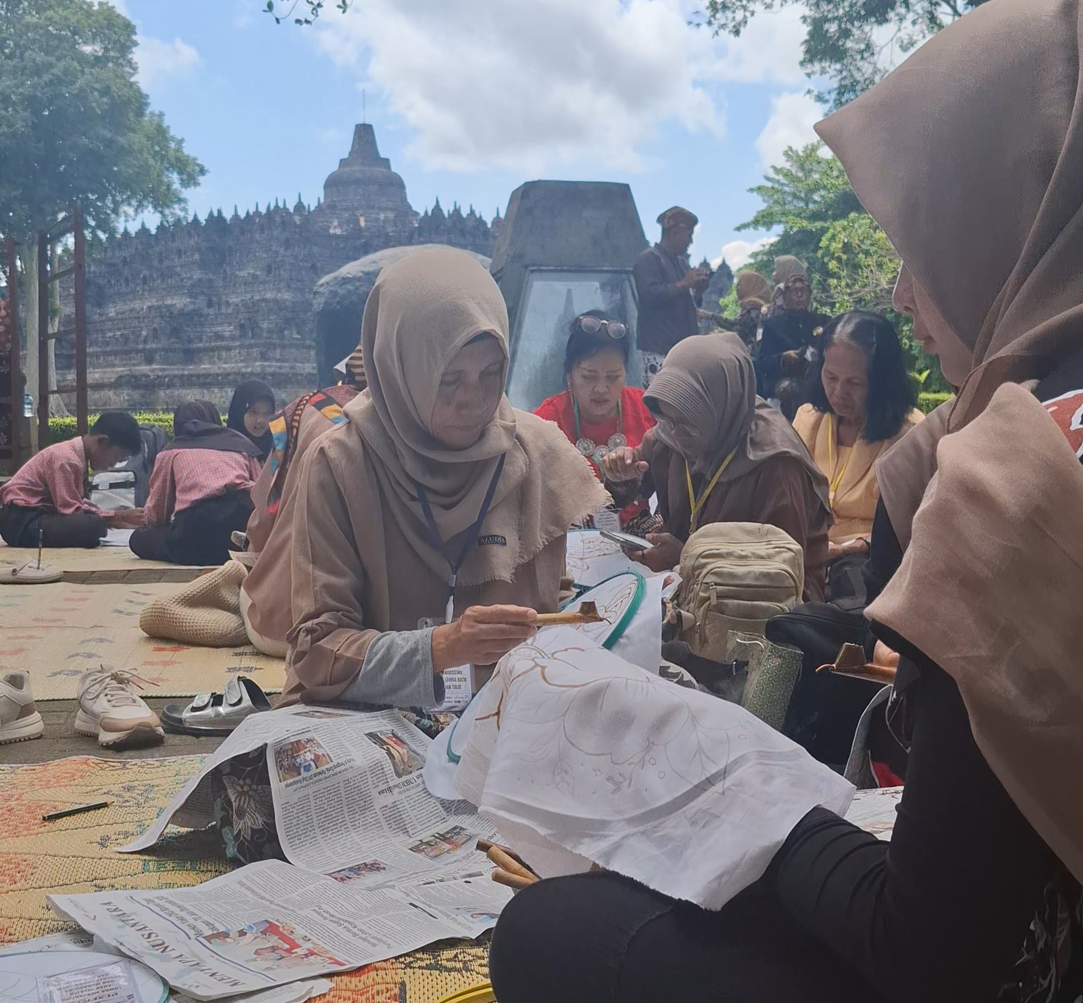 Lestarikan Wastra Nusantara, Pelajar hingga Perajin Batik Ikuti Lomba Mencanting di Candi Borobudur