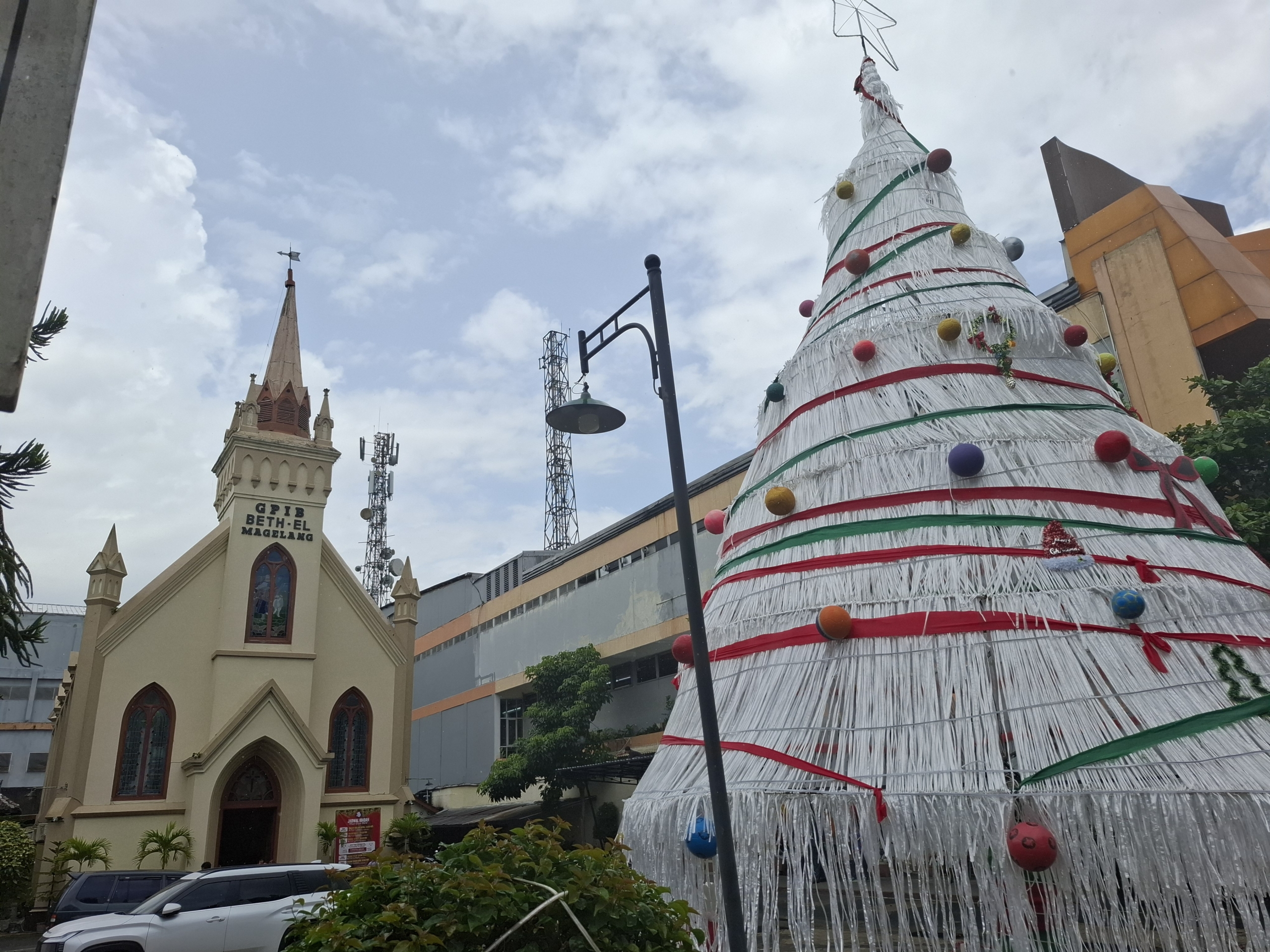 Unik! Pohon Natal dari Tali Rafia Hiasi GPIB Beth-El Magelang