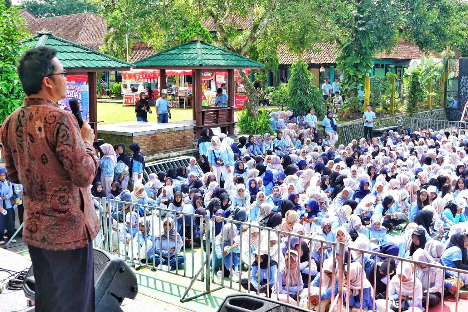 Bupati Magelang Grengseng Pamuji didampingi Kepala Sekolah SMA N 2 Grabag saat membuka acara peringatan HUT Ke 31SMA N 2 Grabag.