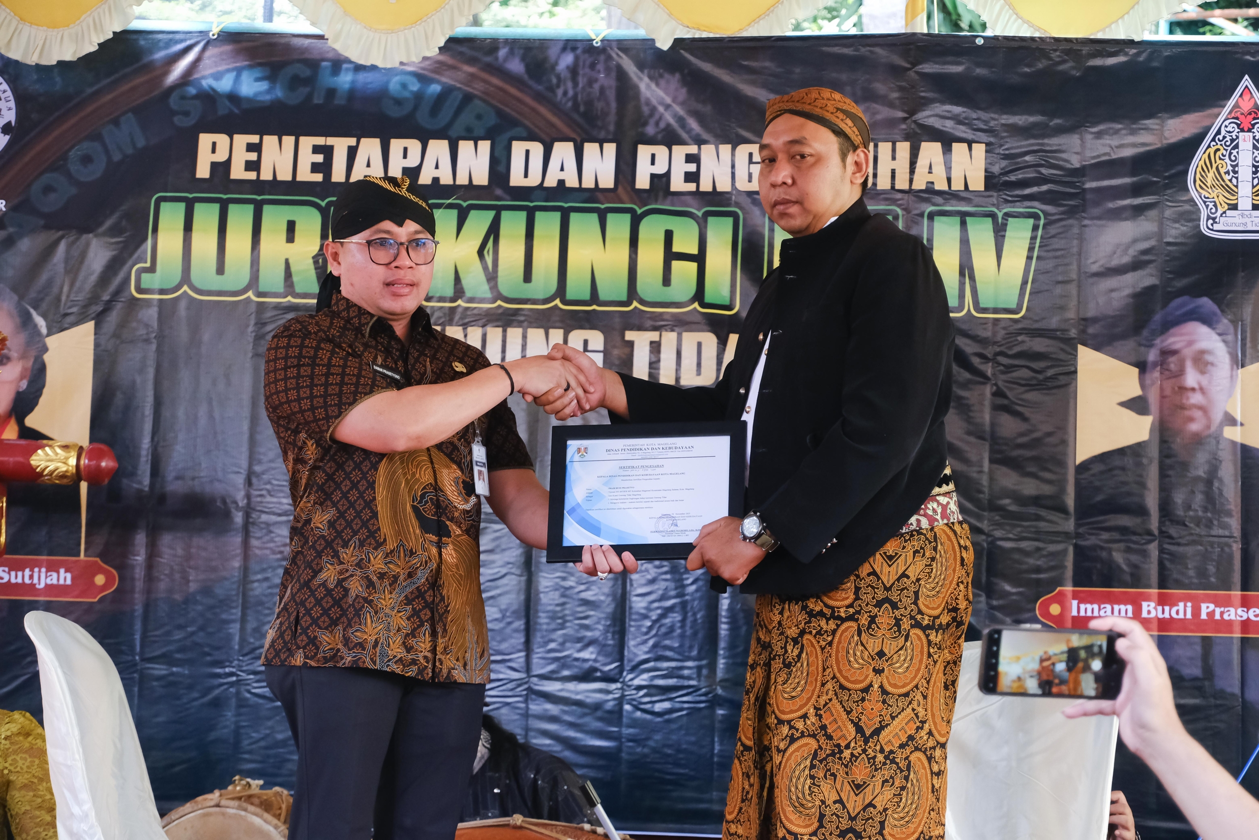 Juru Kunci Gunung Tidar Dikukuhkan, Wali Kota Magelang Minta Jaga Warisan Alam dan Tradisi