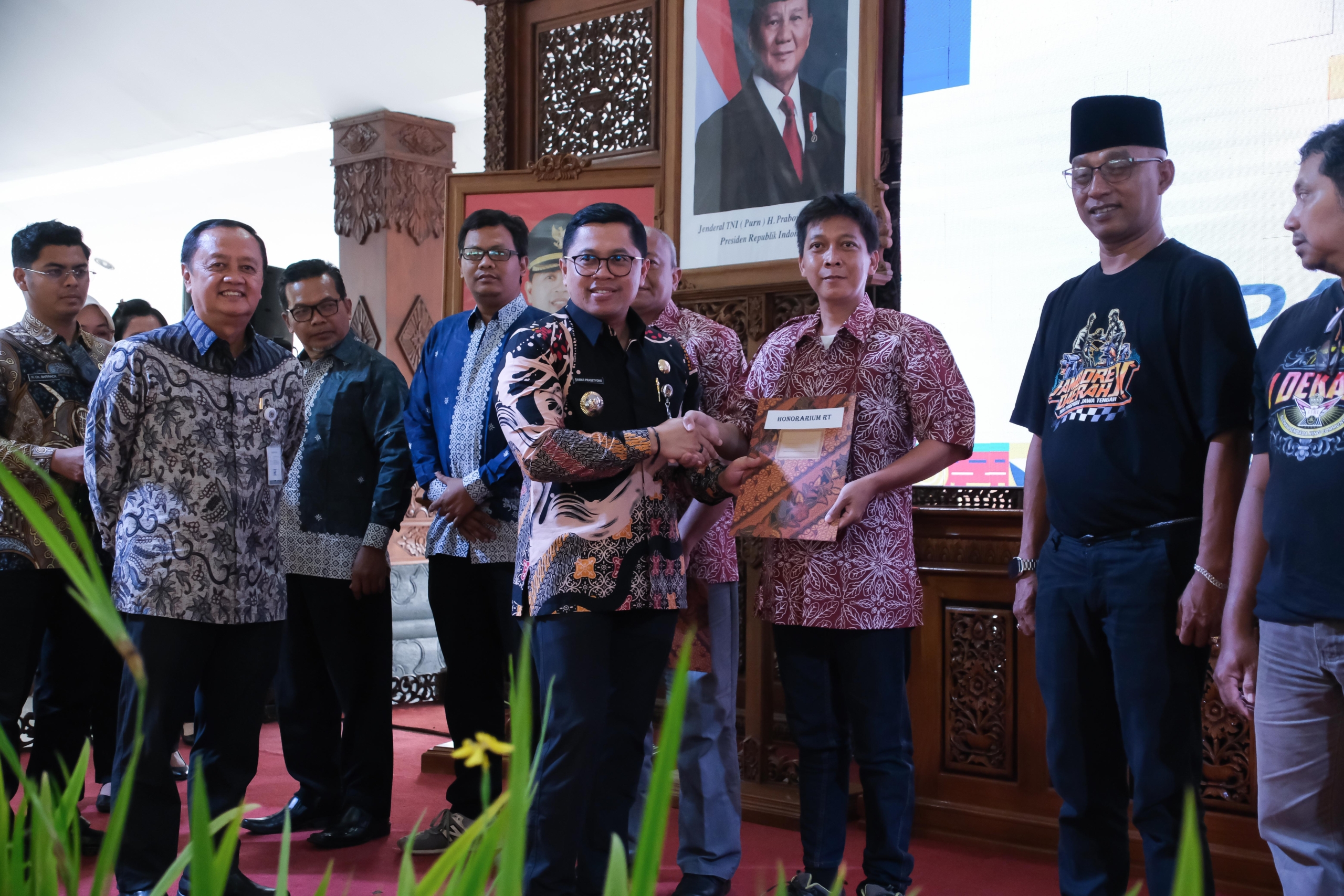 Perkuat Layanan Publik, Wali Kota Magelang Serahkan Honor RT/RW Sekaligus Luncurkan Inovasi