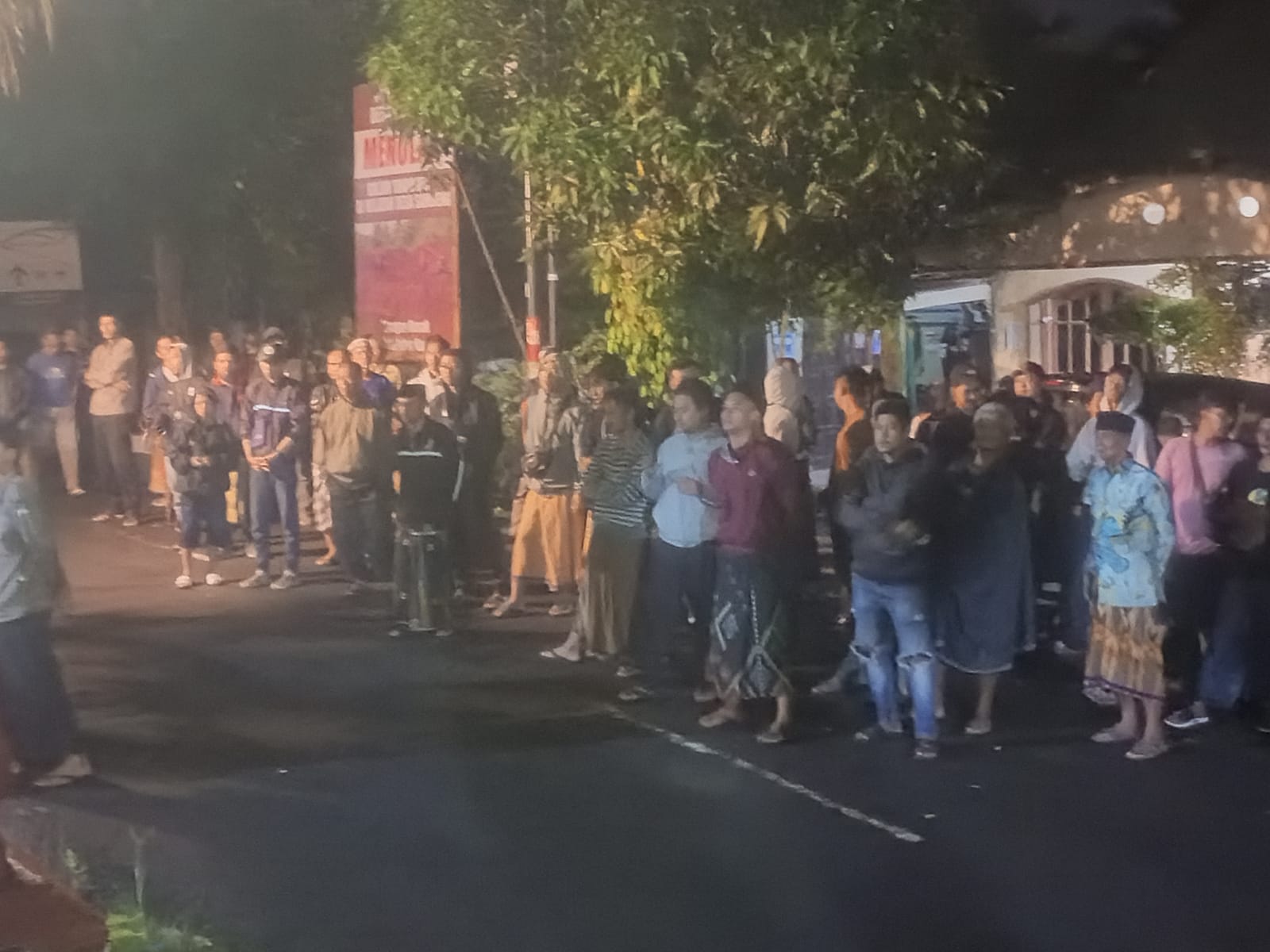 Tolak Tambang Tanah Uruk Tol Jogja–Bawen, Ratusan Warga Sambeng Borobudur Geruduk Balai Desa