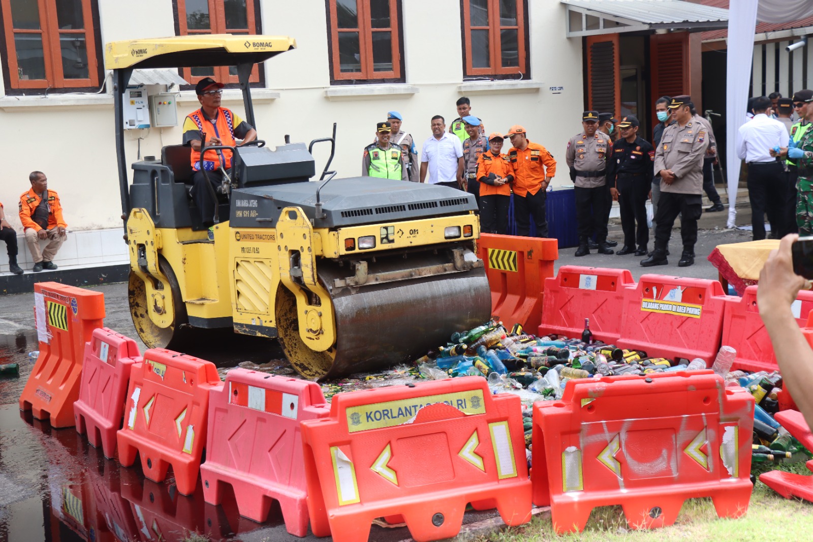 Jelang Natal dan Tahun Baru, Polres Magelang Kota Musnahkan Ratusan Botol Miras