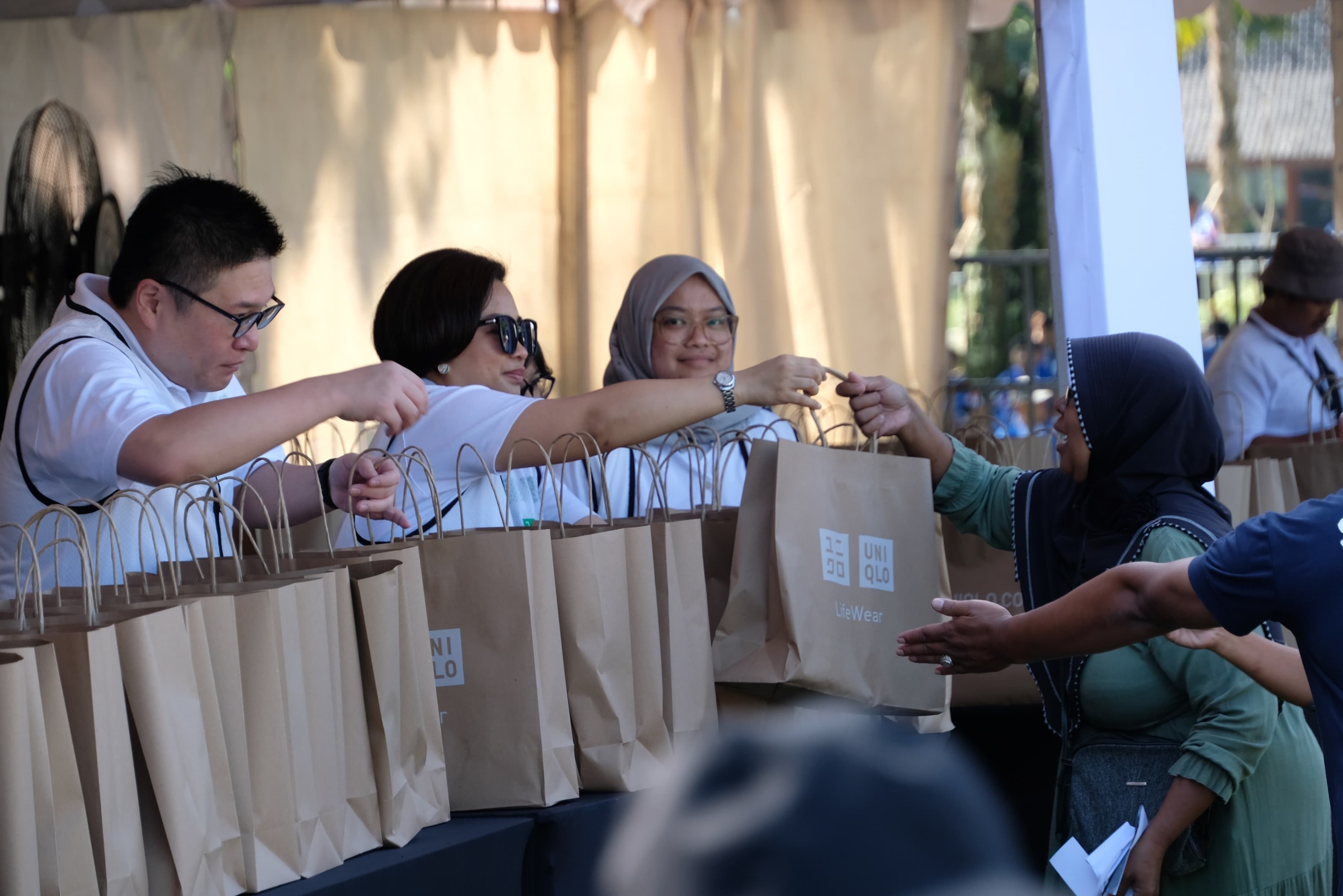 The Heart of LifeWear, UNIQLO Bagikan 5000 Pakaian ke Warga Sekitar Borobudur Magelang