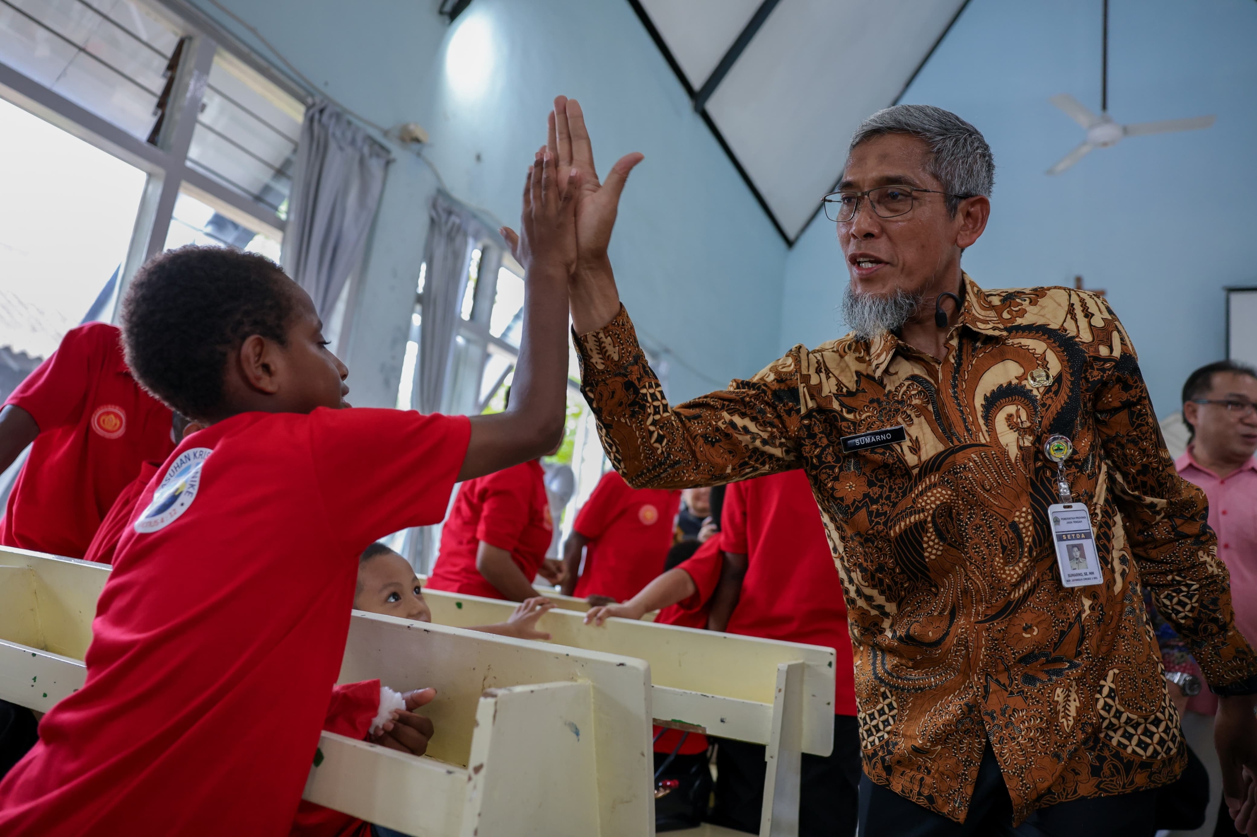 Momentum Natal 2025, Sekda Jateng Berbagi Kasih dan Motivasi dengan Puluhan Anak Panti