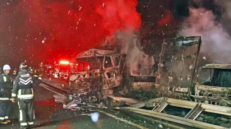 Kecelakaan 50 Kendaraan di Jalan Tol