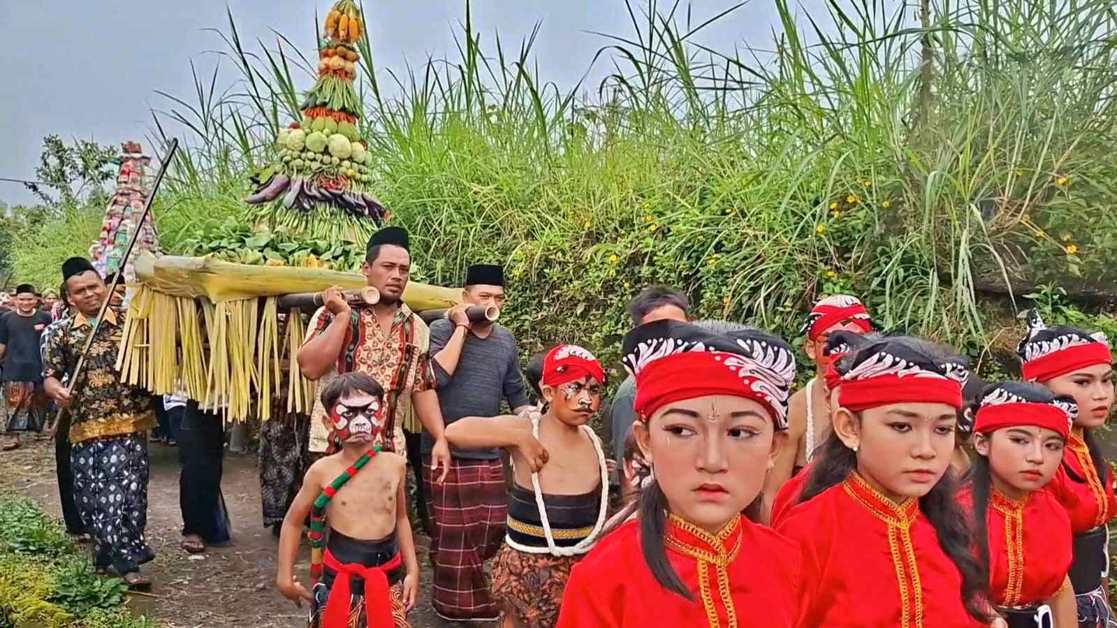 Kirab gunungan merti bumi warga Lereng Merapi Kecamatan Dukun Kabupaten Magelang.