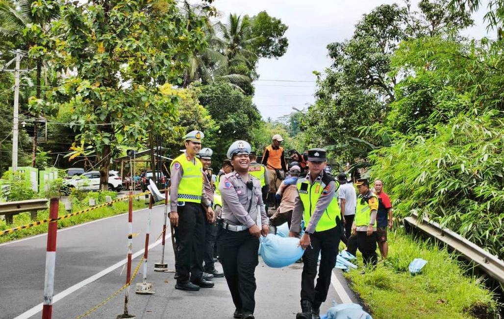 Longsor di Jalur Purworejo Magelang, Bahu Jalan Ambles 10 Meter, Polisi Berlakukan Sistem Buka Tutup