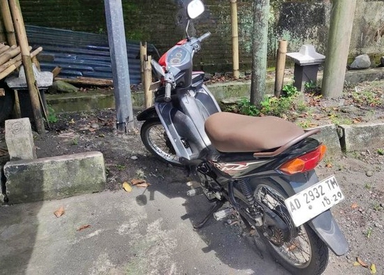 Motor Vega ZR terparkir di angkringan Sleman selama berhari-hari