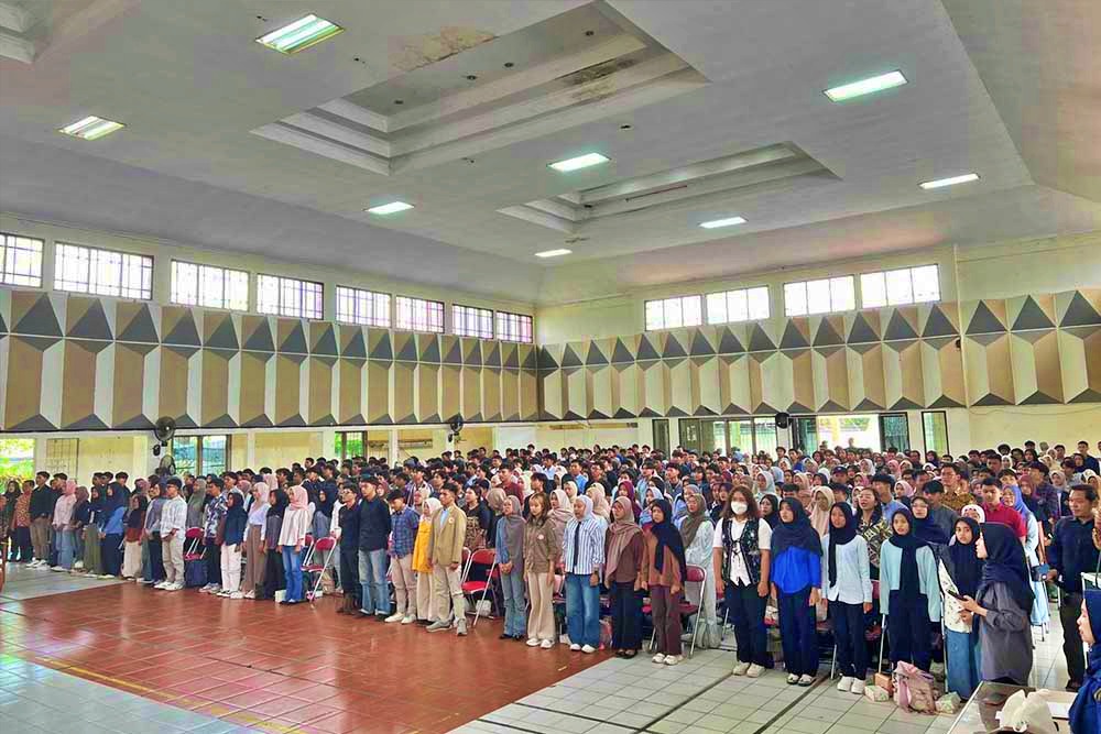 Para mahasiswa penerima beasiswa menerima penghargaan secara simbolis di GOR Gemilang Komplek Setda Kabupaten Magelang,