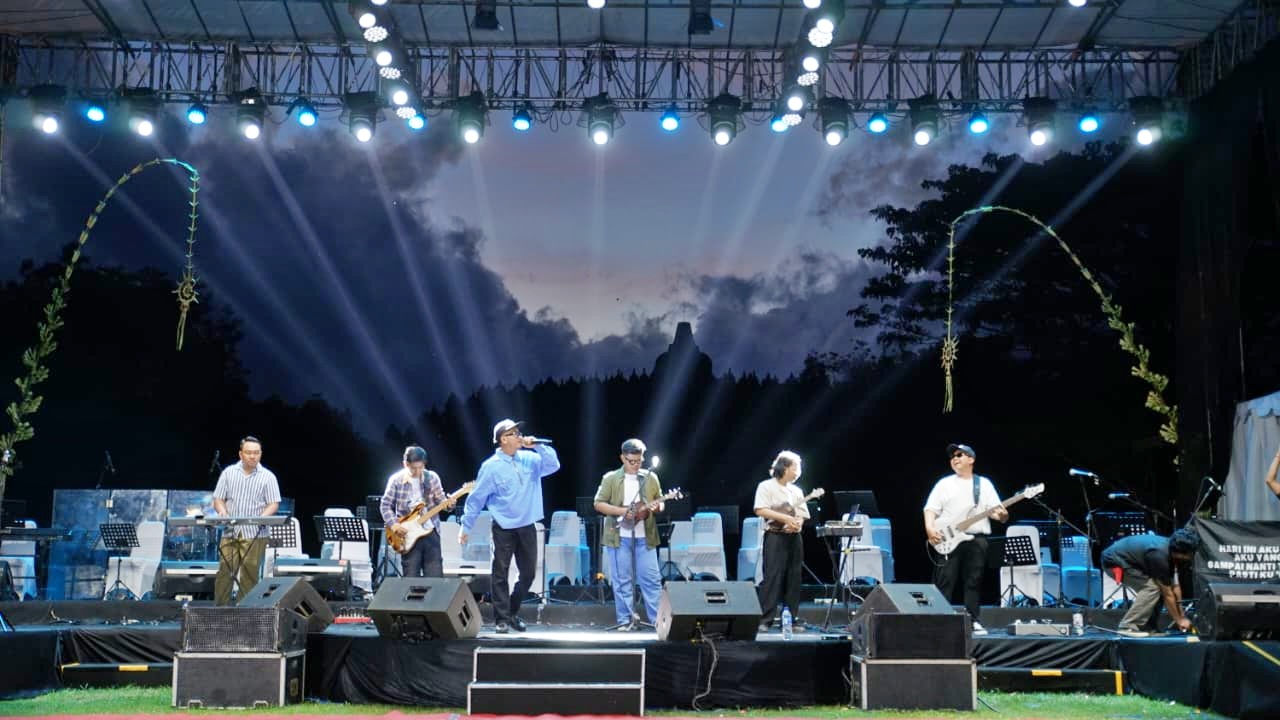 Penampilan di Panggung Borobudur Moon Edisi Indonesia Keroncong Festival 2025