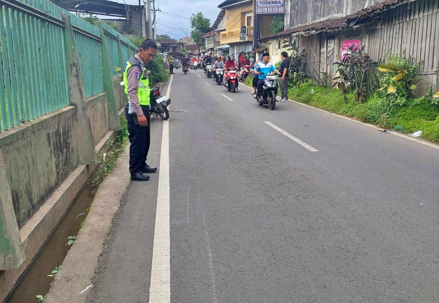 Petugas Kepolisian Saat Cek TKP Kecelakaan di Tempuran Magelang