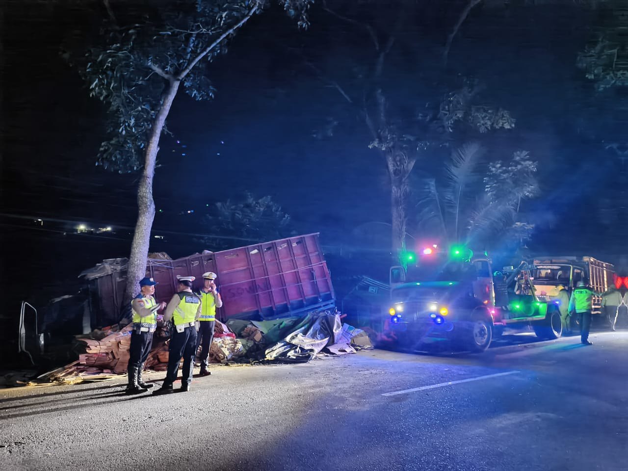 Petugas Satlantas Polresta Magelang olah TKP dan evakuasi 2 truk yang kecelakaan di Salaman