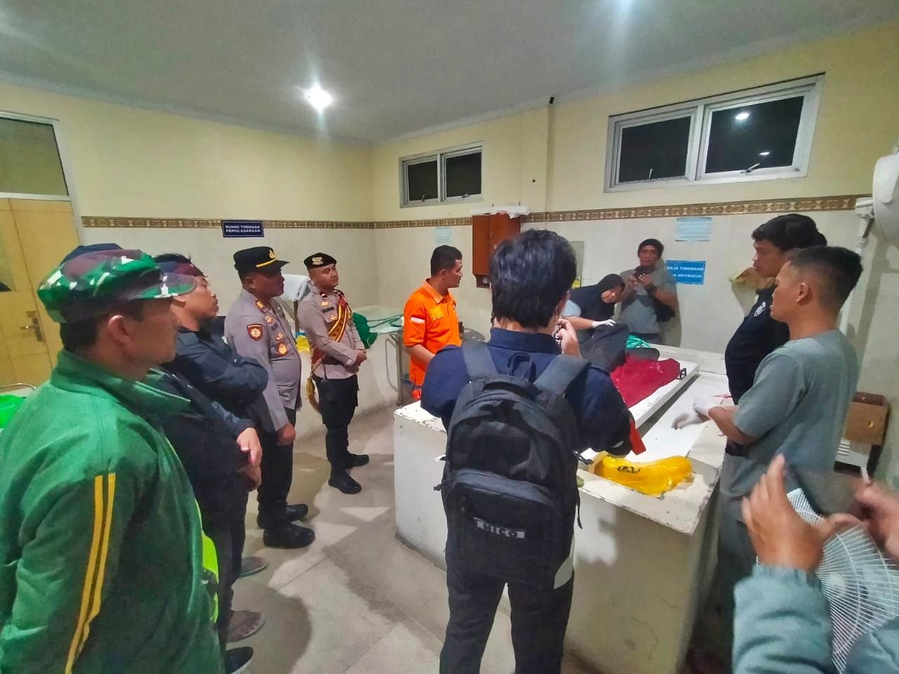 Proses Identifikasi Pendaki Gunung Merbabu yang meninggal dunia di Kamar Mayat RSUD Muntilan