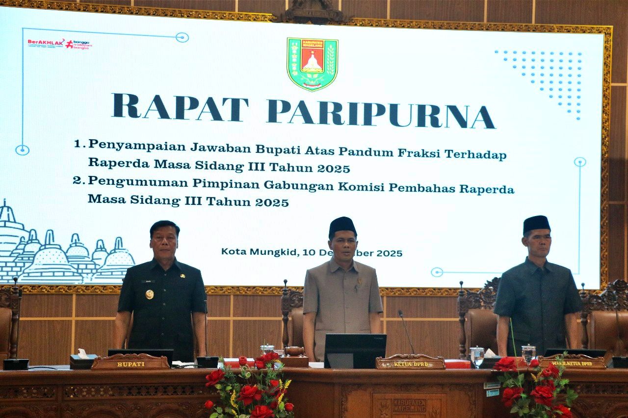 Rapat Paripurna DPRD yang dilaksanakan di Ruang Rapat Paripurna DPRD Bahasa Raperda