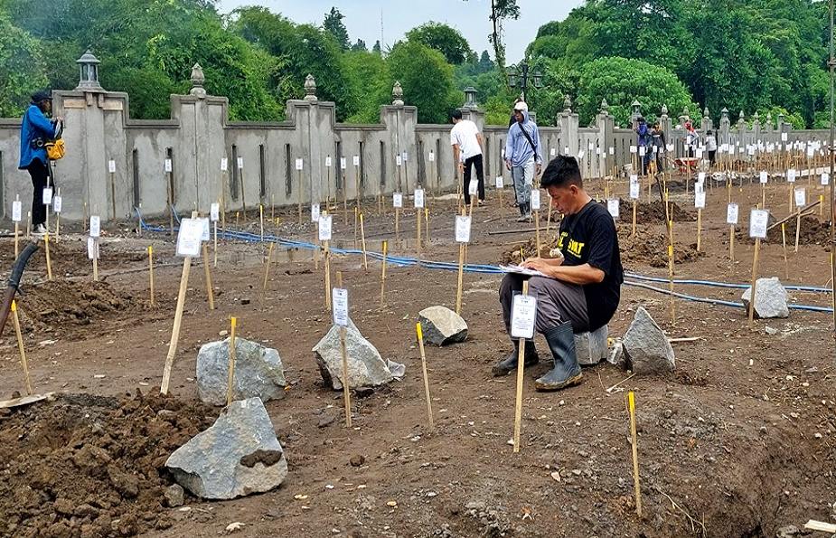 Situasi pemindahan jenazah di makam terdampak Tol Jogja-Solo di Kaweden, Tirtoadi, Mlati