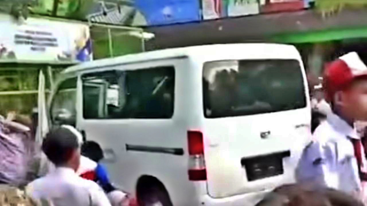 Tangkapan layar video Viral Mobil MBG Tabrak Murid di SDN Kalibiru Cilincing