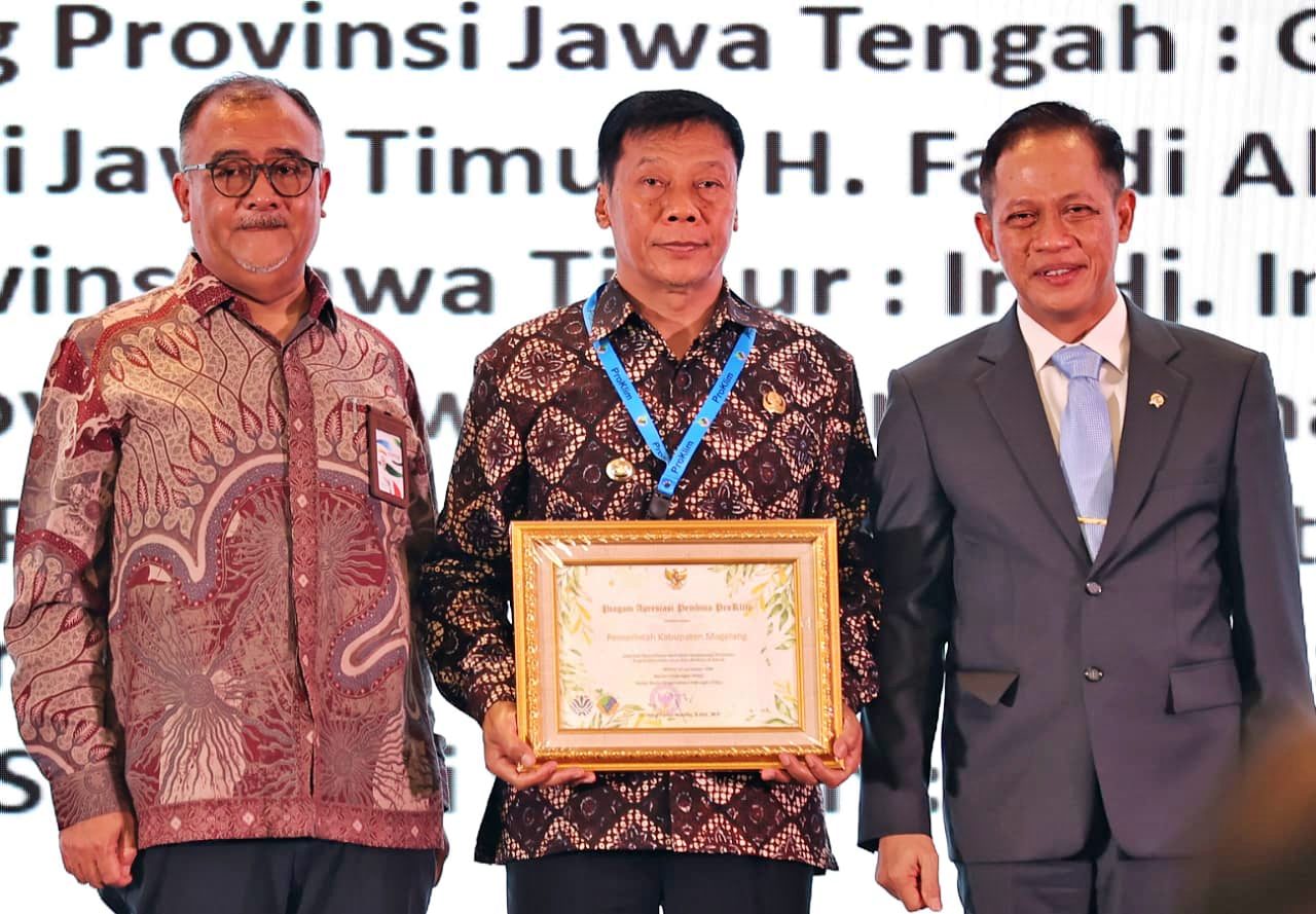 Wakil Bupati Magelang saat menerima penghargaan sebagai pembina Proklim di daerah dari Menteri Lingkungan Hidup RI, Hanif Faisol Nurofiq