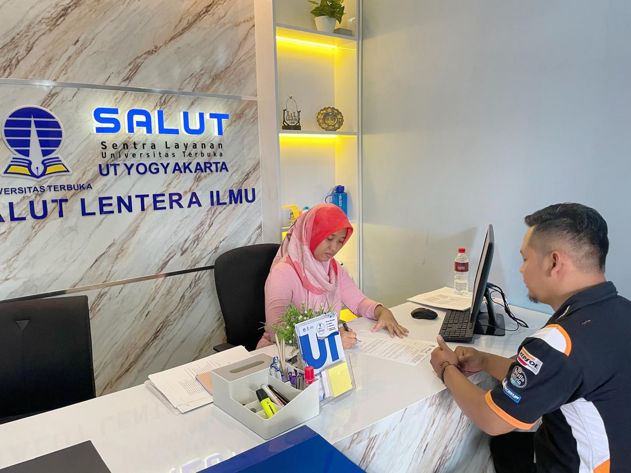 Para Calon Mahasiswa Universitas Terbuka Sedang Mendaftar di SALUT Lentera Ilmu Muntilan