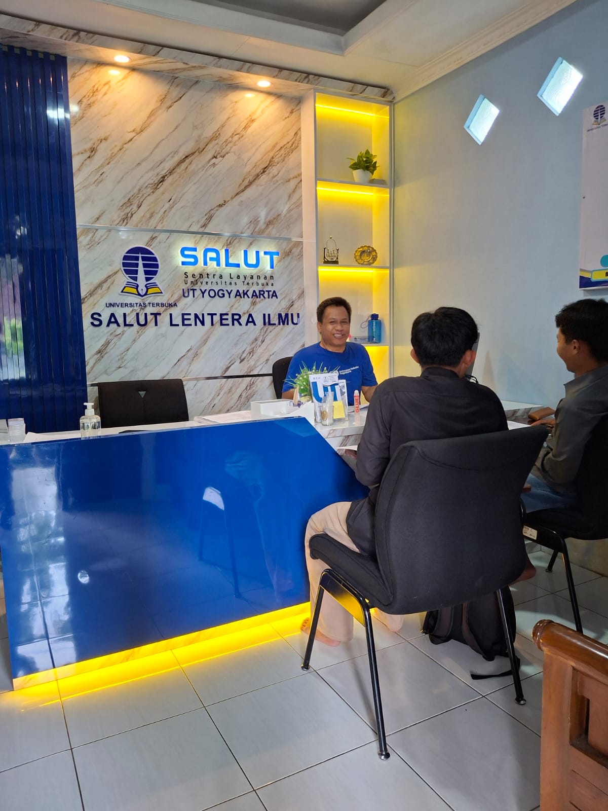 Para Calon Mahasiswa Universitas Terbuka Sedang Mendaftar di SALUT Lentera Ilmu Muntilan