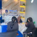 Para Calon Mahasiswa Universitas Terbuka Sedang Mendaftar di SALUT Lentera Ilmu Muntilan