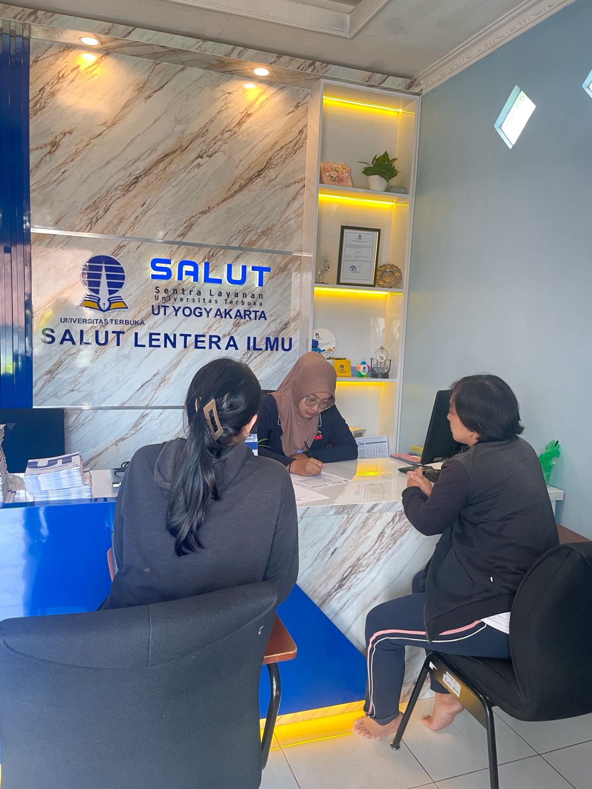 Para Calon Mahasiswa Universitas Terbuka Sedang Mendaftar di SALUT Lentera Ilmu Muntilan