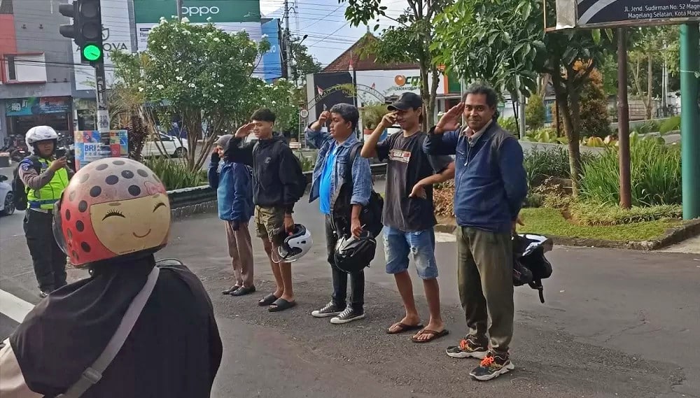 Bripka Arief Purwoko menghukum para pelanggar jalur sepeda dengan sikap hormat di pinggir jalan sekitar Bayeman