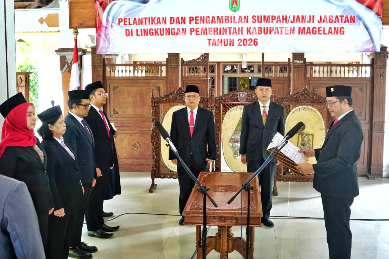 Bupati Magelang Grengseng Pamuji saat melantik sejumlah pejabat di lingkungan Pemerintah Kabupaten Magelang