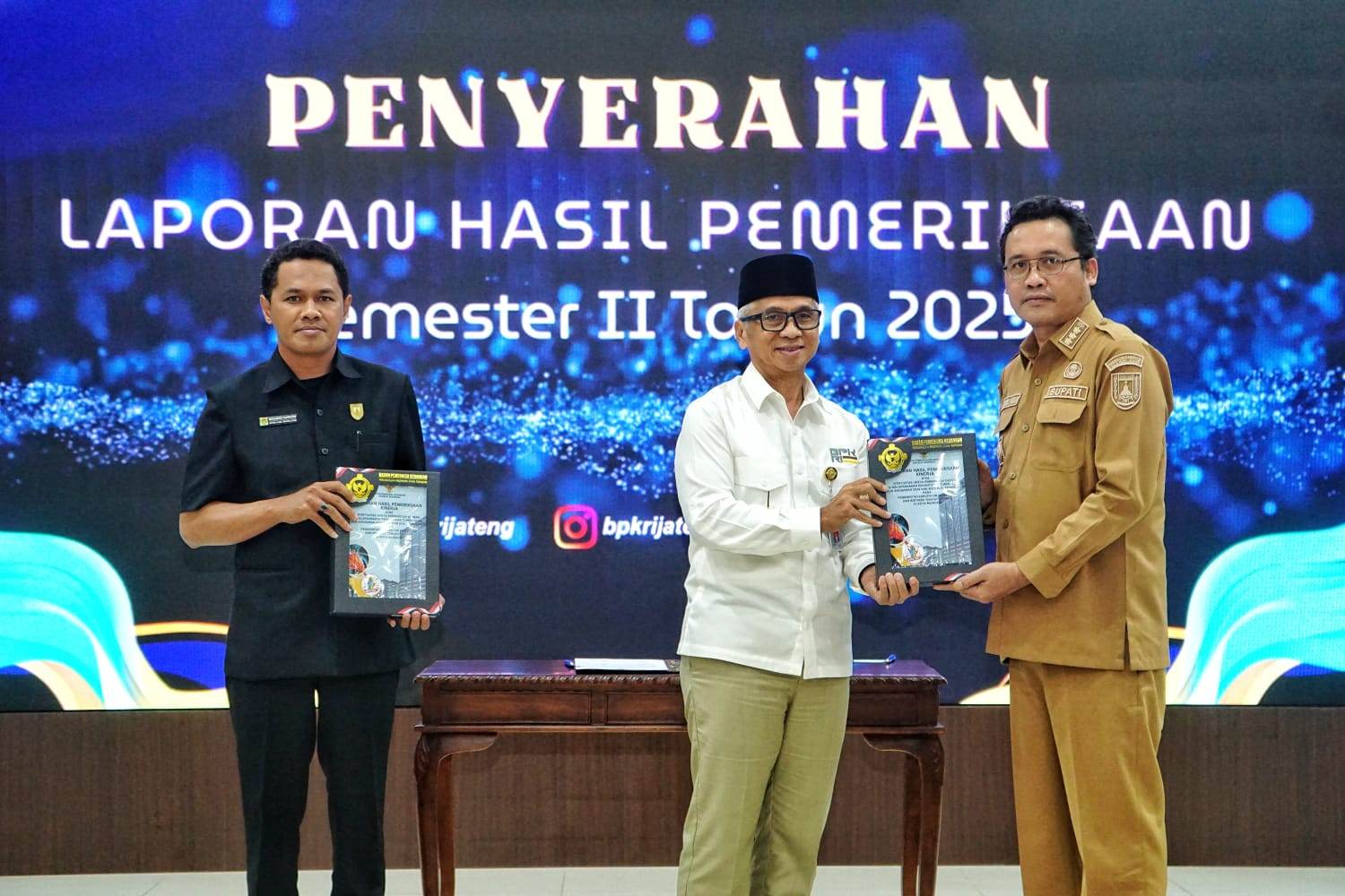 Bupati Magelang Grengseng Pamuji saat menerima Laporan Hasil Pemeriksaan (LHP) Kinerja atas Efektivitas Upaya Penuntasan TBC Tahun Anggaran 2024 dan 2025 (hingga Triwulan I).