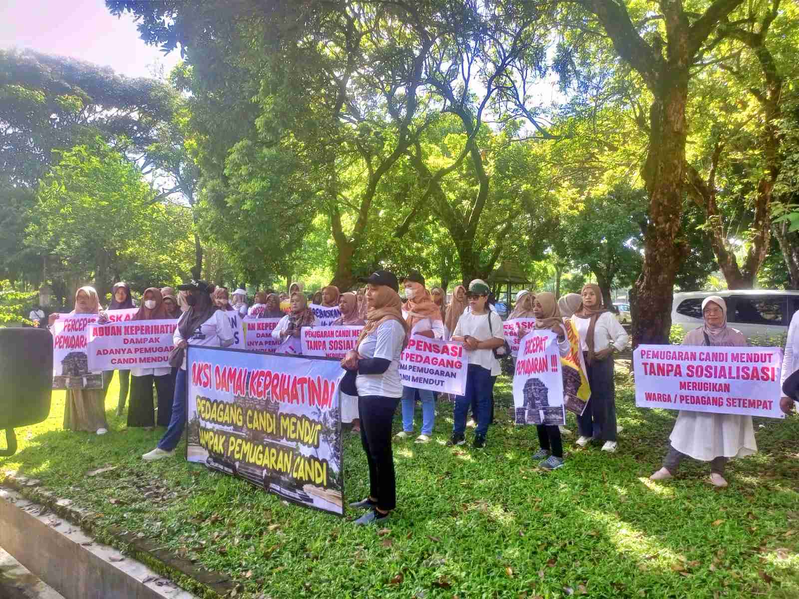Dampak Pemugaran Candi Mendut Magelang Tak Kunjung Selesai, Pedagang Wadul ke DPRD Kabupaten Magelang