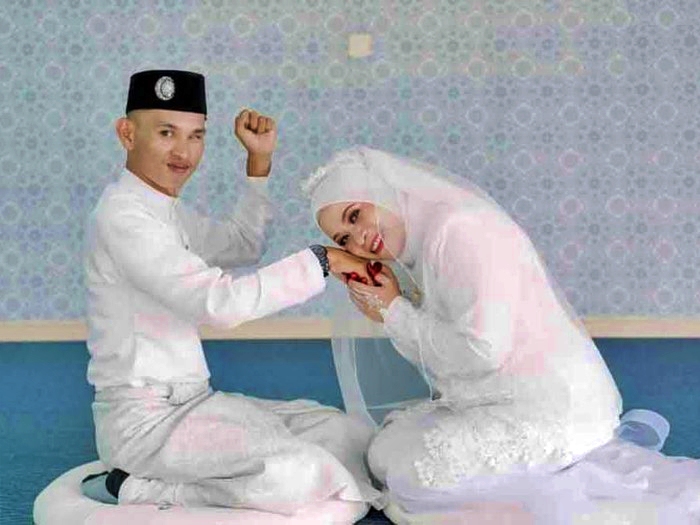 Foto pernikahan Elya Sudirman dan Mohamad Aizat Aiman Halim, berbeda usia 23 tahun. Foto Dok. Sinar Harian.