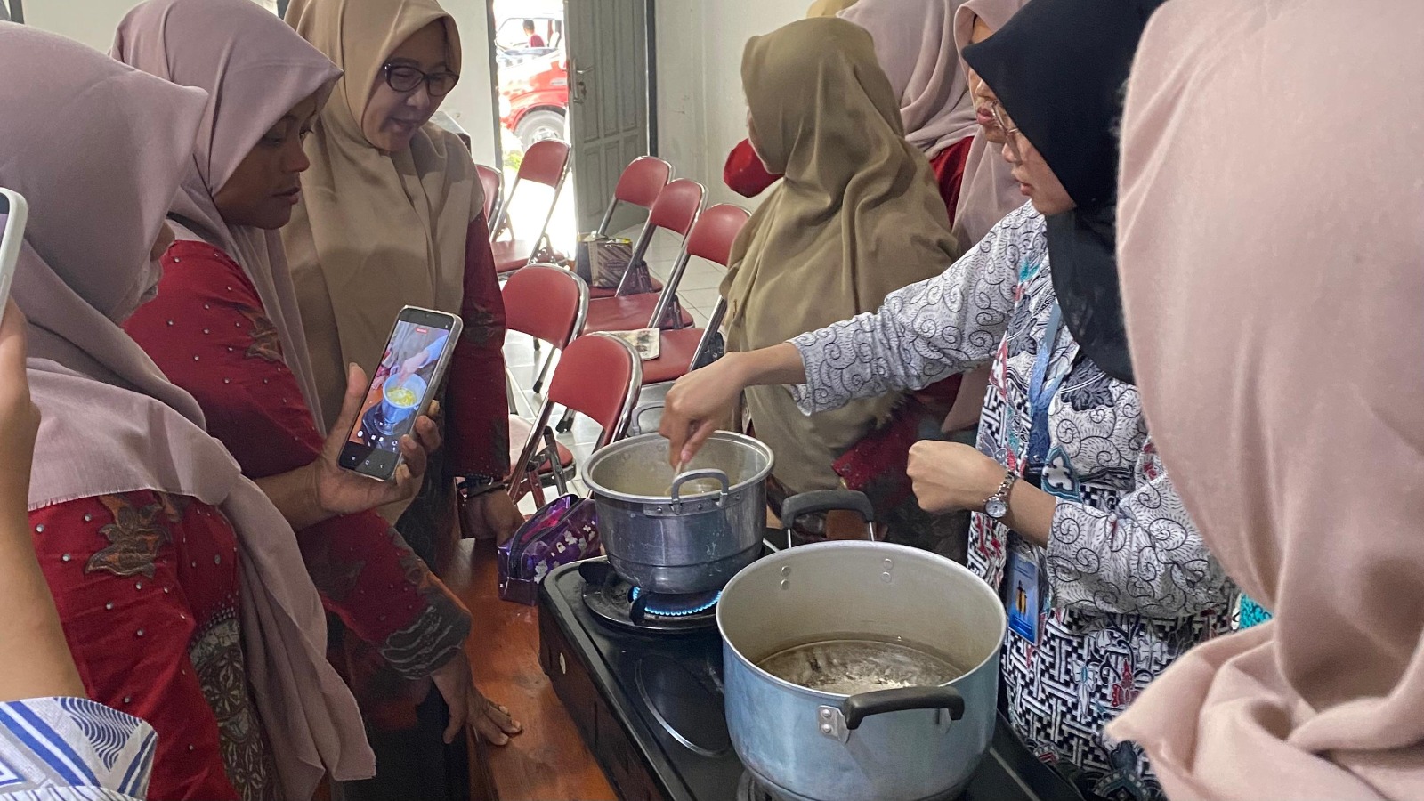 Gandeng Ibu PKK Tempursari Candimulyo, Tim KKN Untidar Sulap Minyak Jelantah Jadi Lilin Aromaterapi