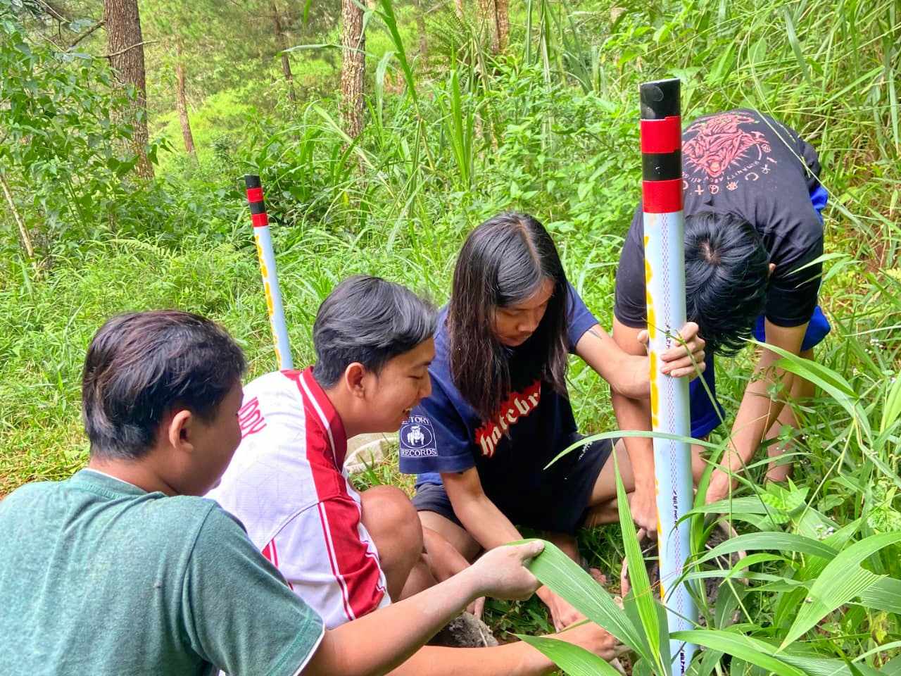Mahasiswa KKN Untidar Pasang Reflektor di Jalan Rawan Kecelakaan Seloprojo–Pranten Magelang