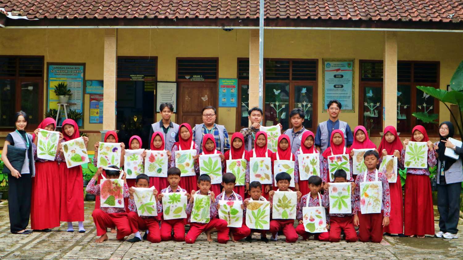 Memanfaatkan Sampah Daun Menjadi Karya, Mahasiswa KKN Untidar Ajak Siswa SDN Cokro Berkreasi Lewat Ecoprint