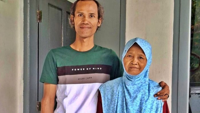 Mohammad Zainuddin berfoto dengan san ibu