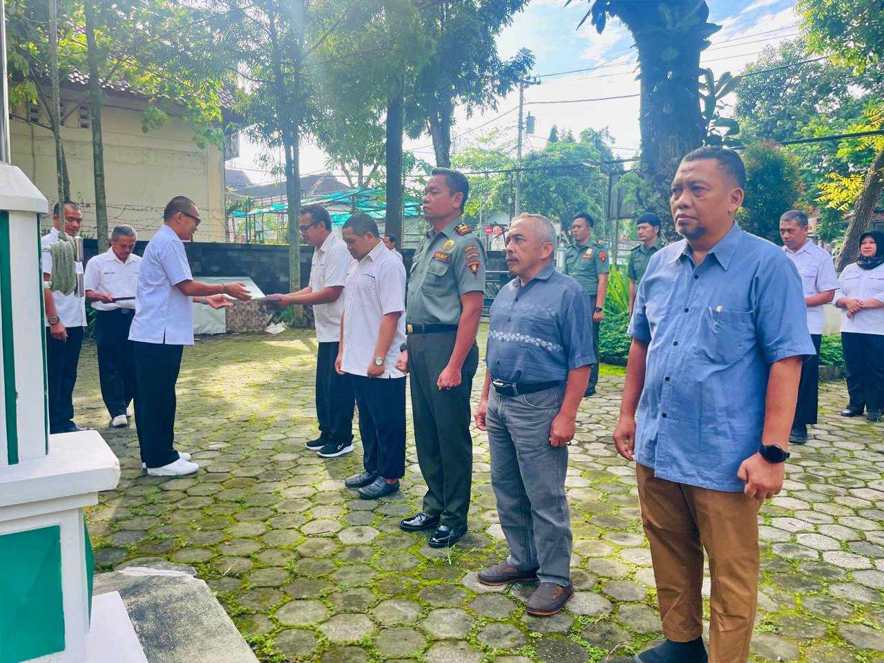 Perhutani KPH Kedu Utara Gelar Apel Pagi, Serahkan SK MPP dan Beasiswa YKP3